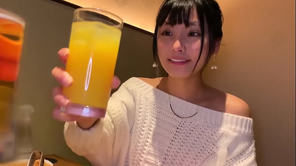 https://bit.ly/3sbCW4g　抱きやすい細くて貧乳褐色ボディのかわいい系セフレとイチャイチャハメ撮りSEX。エロい舌使いでおじさんのチンポをジュポジュポフェラチオしてくる、上目遣いの視線がトロ顔にキマってて完全調教済み　キツキツのおまんこにとりあえず無責任に中出し。潮吹きでびしょ濡れだったから滑りやすくて高速ピストン